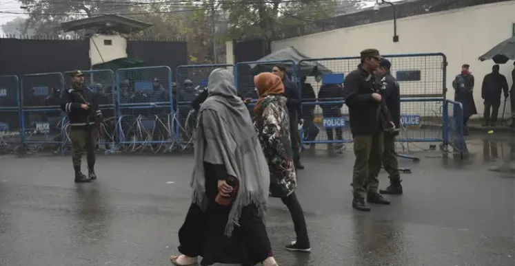 খামেনি হত্যার প্রতিবাদে করাচিতে মার্কিন দূতাবাসে হামলা, গুলিতে নিহত ৮